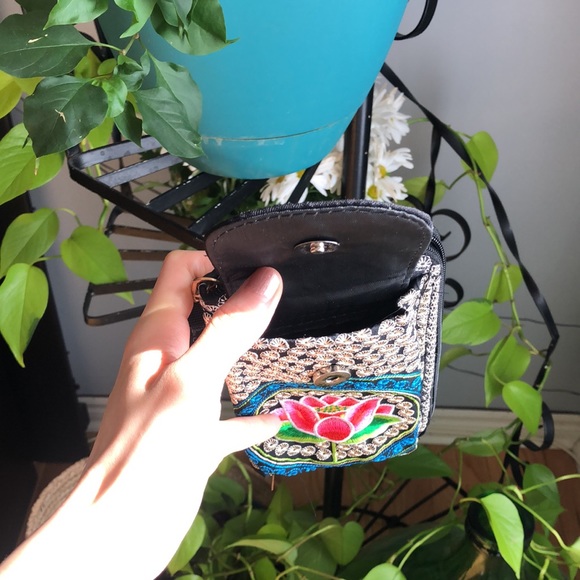 Artisanal Handmade embroidered Mexican wristlet 🪷 - Picture 4 of 5